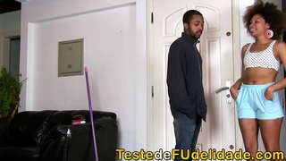 I boss ka kakhulu sensational beauties ndiyakuthanda jonga yakho maid ke sexy Giovanna Bombom yi-grinding yakho ekhaya, ngokusebenzisa nje red lingerie icandelo lomboniso ngokupheleleyo kwi-Site Uvavanyo de Fudelidade