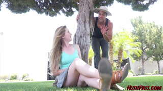 ���ಳಗೆ ಹಾಕು ಜೋನ್ಸ್ ಆಹ್ವಾನಿಸುತ್ತದೆ ಮಾಲಿ ಮೇಲೆ ಟ್ರಿಮ್ ತನ್ನ ಪೊದೆ