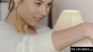 Nzuri brunette kuona mwenyewe katika kioo wakati masturbating