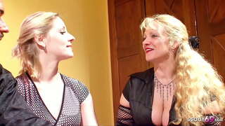 Երիտասարդ неопытная զույգը ստանում է օգնություն տարեց հարևանուհու իրենց առաջին սեքս երեքով