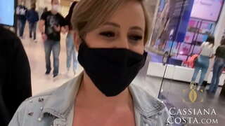 A plecat cu un coleg de-al soțului ei