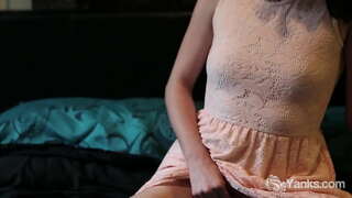 טעמפּטינג ברונעט באַבע פון יאַנקס מאַרינאַ פאַקינג איר וויבראַטאָר צו אָרגאַזם