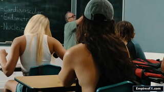 ���ුදු හම යොවුන් blowjobs පසුව එක්ක නිදාගත්තා විසින් ඇගේ මිතුරා පොකුණ