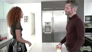 Ebano figliastra Brixley Benz ringraziandola stepdaddy sessualmente slobbing il suo cazzo e lui a cavallo in oblivion