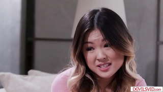 Petits pits asiàtic i la seva rossa bff passant per un trio amb el veí