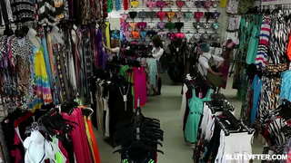 ���్లాన్డీ టీన్ హాలే యాస్ కాక్ పీల్చటం మరియు ఆమె పుస్సీ ఇబ్బంది పెట్టాడు విధానం క్రూరంగా అదే సమయంలో