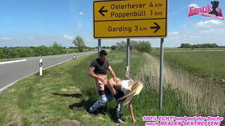 ���్పర్మ్ పూకు లో వధలడమ్ on the street with a blonde వీర్య ధ్రవమ్ చ ల్ల డమ్ పతిత