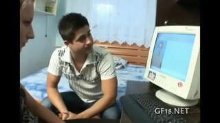 Stygge dama øker hennes lange ben.