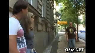 Pemuda yang duduk dan menatap