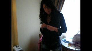 Italijos amatorial Lilly juostelės ir masturbates