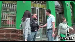 ���ਜਨਬੀ ਨੂੰ kisses ਉਸ ਨੂੰ ਪੂਰੀ ਜਾਦੂ