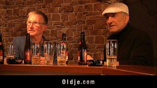 Daring blonde sucks wawili wa zamani dicks