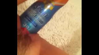 Spēlējas ar suncream pudele