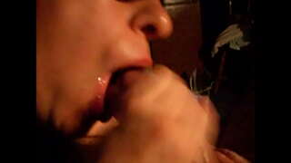 Pajeando lan ngisep ing sirah saka pitik jago