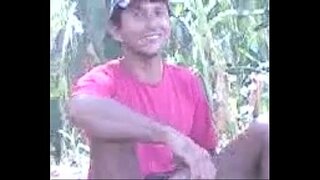 един колега показва член по време на почивка по време на работа