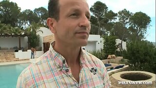 Amy Gwyllt Sy&#039;n Delio Gyda Dau Geiliogod