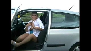 ���ੱਡੀ ਛਾਤੀ ਵਾਲੀ ਸ਼ੁਕੀਨ Geordie ਝਪਕਦੀ ਵਿਚ ਜਨਤਕ