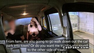 ���्रचंड स्तन नवशिक्या चेहर्याचा मिळते बनावट टॅक्सी