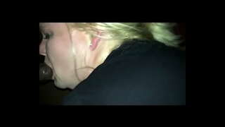 אַ באַנדע קלאַפּ פּאַסירונג מיט דעם מיידל