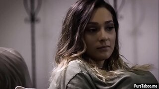 Өспүрүм-девственник трахается менен чоң мүчөсү странных досторду үй-бүлө