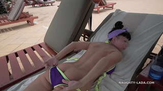 ���ా పారదర్శక ఈత దుస్తులతో ఉండటం