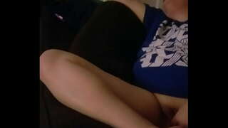 Муж бележи игру супруге, док је она у соби