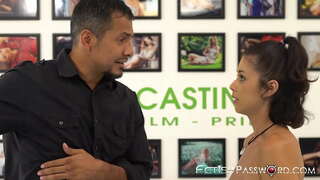 En remuant à l&#039;adolescent de sexe rugueux avec goujon