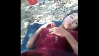 Rustikalni tinejdžer na otvorenom, ispunjen