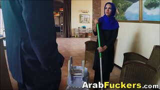 اعصابی عرب میں پناہ دی گئی رقم کے لئے Throating چربی ڈک