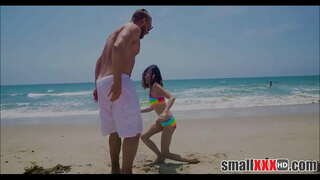 ���ນຸ່ມແລະຮ້ອງຟ້ອງຂະຫນາດນ້ອຍສາງກັບສີຂີ້ເຖຮັບກັນຂະຫນາດນ້ອຍຂ້ອນຂ້າງຍາວໂດຍ Huge ຕົ້ນສະບັບວັນ