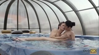 OLD4K. Mampihetsi-po ny Firaisana ara-nofo ao Jacuzzi