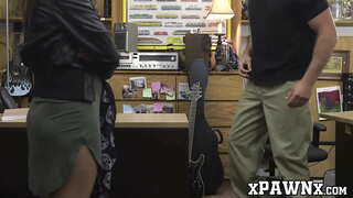 Curvy ที่รัก pawns กีตาร์ของเธอและเอาอีตัว