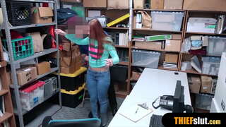 Duge noge tini uhvaćen u tržni centar i postaje težak kurac