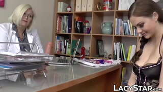 Busty GILF dominéiert waarme Jonke babe