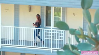 Belle-mère mangeant sa chatte poilue de belles-filles adolescentes lesbiennes