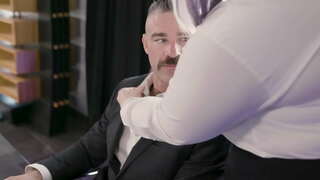 XXL Babe a &#039; Faighinn Pussyfucked Le Aice Crochte os ceann