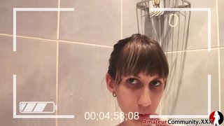 Gránna teen seithí sa seomra folctha a mhéar féin