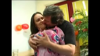 Vigoruż tifla Jenny naturali kbar sider jiġrilha tagħha minn wara