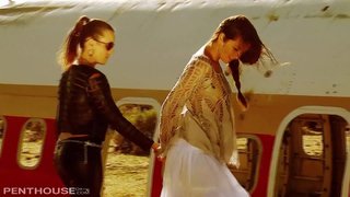 Seksīgas Lesbietes zvaigznes Allie un Jenna 69 un fingerbang Tuksnesī.