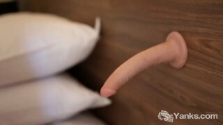 טאַטוד בלאַנד האָניק פון יאַנקס פיאַלקע סקרוינג איר לאָך מיט איר צאַצקע