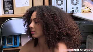 Interracial quickie z najstniško na CCTV