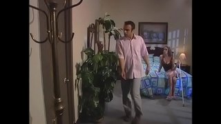 Хлопець трахає високу блондинку на котрих, поки його друзі спостерігають з сусідньої кімнати