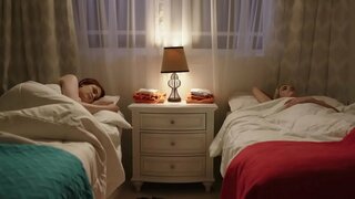 Një lezbike e butë fun në mes të një kuqo bjonde dhe një zogth