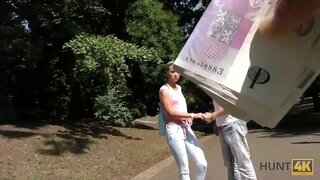 HUNT4K. Sampurna dipun cukur pus lan nyenyet bokong teka menyang tangan saka kerja