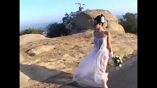 Нещасна молода кинута дружина дає по голові, а потім прибивається до двох добросердих гладиаторам