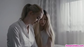 ���ัวนมเล็กน้อนเลสเบี้ยนวัยรุ่น scissoring กับผมบลอนด์หอพัก incharge