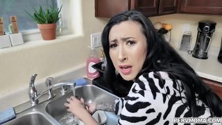 Varmega panjo Lily Lane volas ŝia hijastros suko do ŝi rajdas lin dum shes faranta lavbutiko