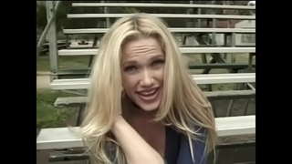 Blonde eċċitati mal-xagħar twil tant iħobb sabiex isuqu vit iebes fil-living room