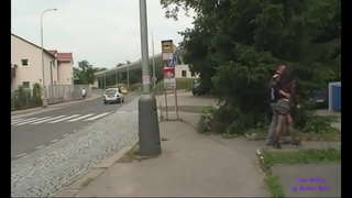 Egy fiatal kurva dugni egy híd alatt egy nyilvános parkban