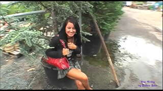 Балалар шлюшка рәхәтләнеп мөмкинлек бирә, үзен трахнуть